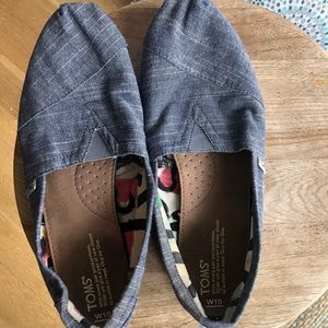 Women’s Toms shoes